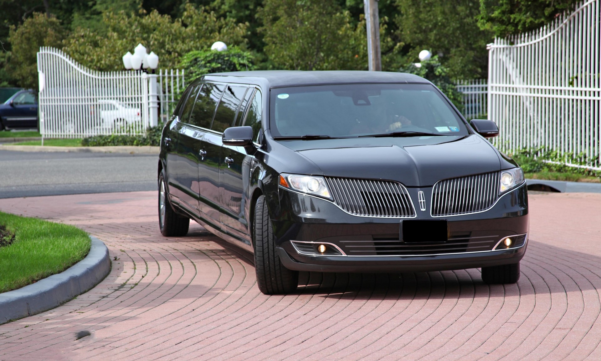 Lincoln-MKT exterior